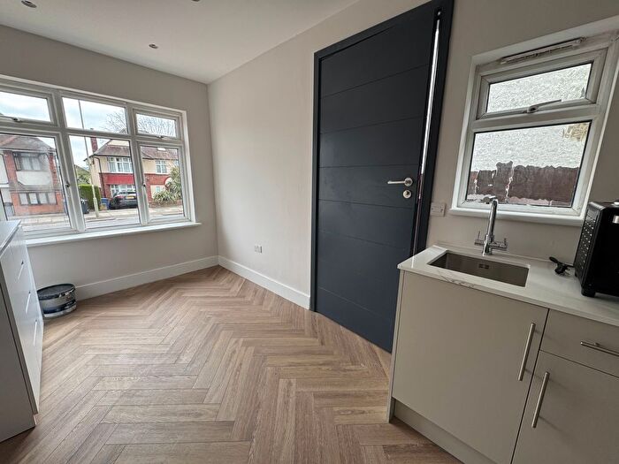 Studio To Rent In Shirehall Lane, London, NW4