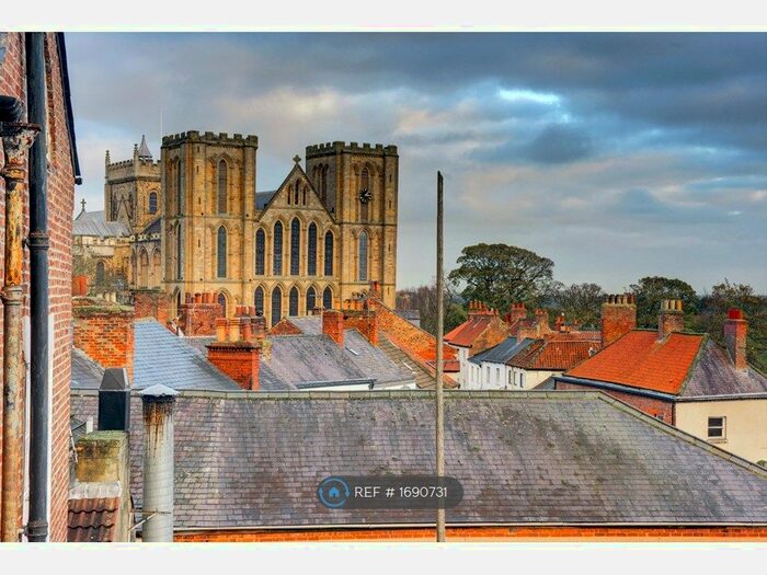 3 Bedroom Flat To Rent In Market Place South, Ripon, HG4