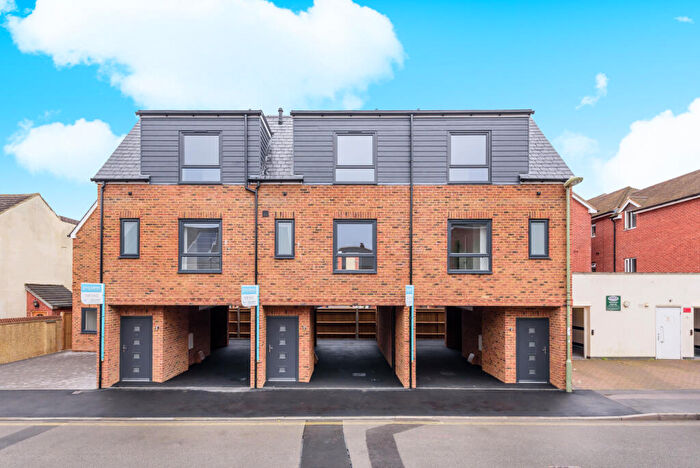 2 Bedroom Terraced House To Rent In High Street, Farnborough, Hampshire, GU14