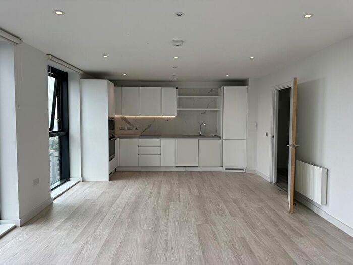 3 Bedroom Flat To Rent In Holdenhurst Road, BH8