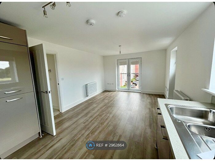 2 Bedroom Flat To Rent In Anton Close, Rugby, CV21