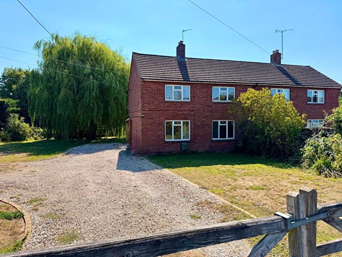 3 Bedroom Semi-Detached House For Sale In Dianmer Close, Hook, SN4