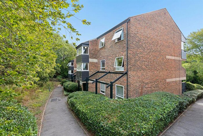 2 Bedroom Apartment For Sale In Lance Croft, New Ash Green, DA3