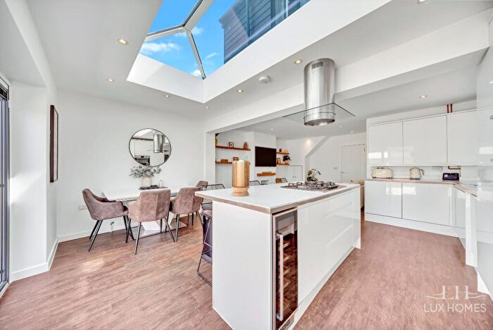 4 Bedroom Bungalow For Sale In Farm Road, Rainham, RM13
