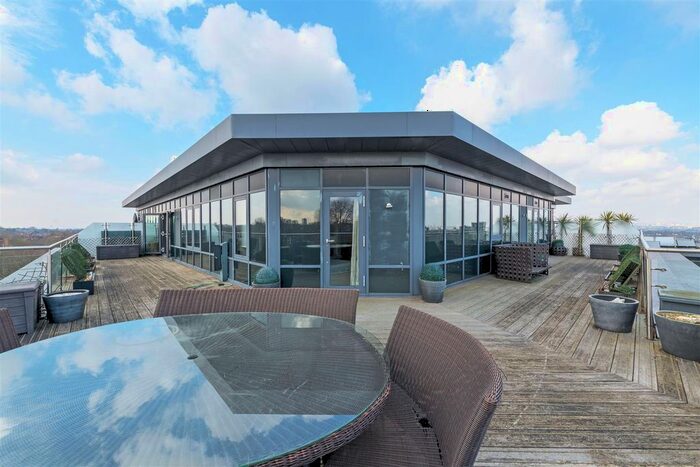 2 Bedroom Flat To Rent In College House, Putney Hill, London, SW15