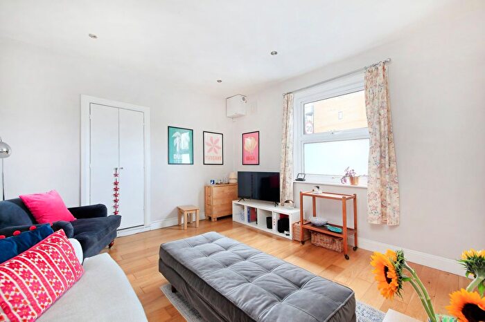 2 Bedroom Flat To Rent In Earlsfield Road, Wandsworth, SW18