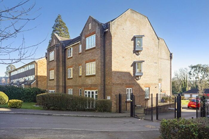 2 Bedroom Flat To Rent In Gatton Park Road Redhill, RH1