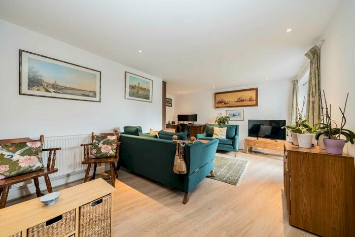 2 Bedroom Flat For Sale In St. Georges Grove, London, SW17