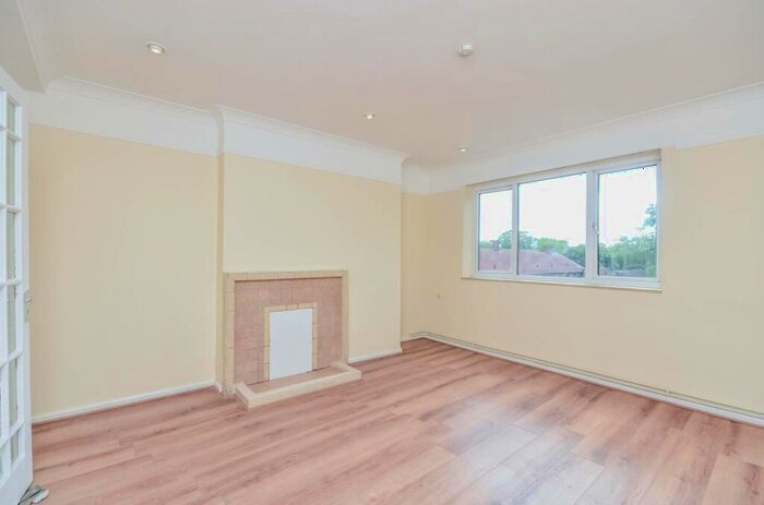 3 Bedroom Flat To Rent In Woodfarrs, Camberwell, London, SE5