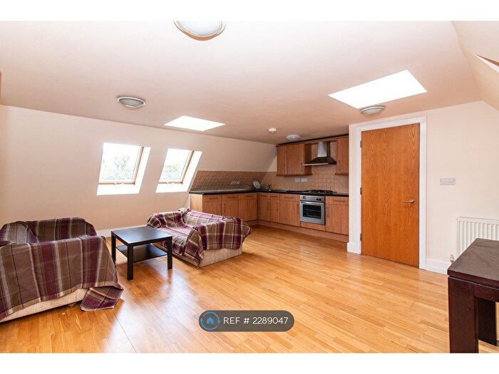 3 Bedroom Flat To Rent In The Vale, Acton London, W3