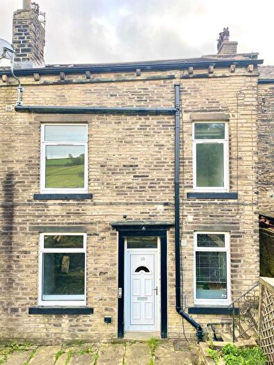 3 Bedroom End Of Terrace House For Sale In Springfield Terrace, Midgley, HX2