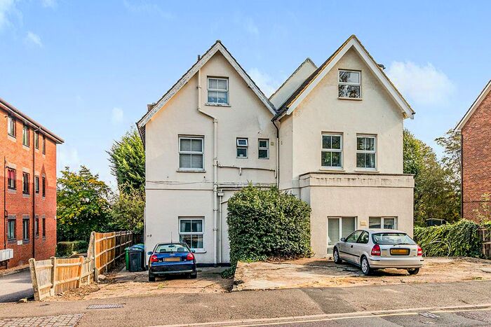 Studio To Rent In Hook Road, Surbiton, Surrey, KT6