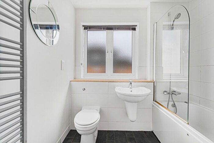 1 Bedroom Flat To Rent In Bowes Road, Staines, TW18