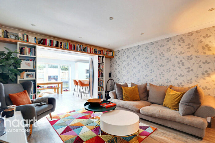3 Bedroom End Of Terrace House For Sale In Park Way, Maidstone, ME15