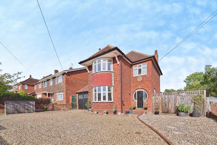 3 Bedroom Detached House For Sale In Highfield Avenue, Aldershot, Hampshire, GU11