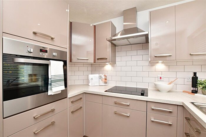 1 Bedroom Flat For Sale In Garland Road, East Grinstead, West Sussex, RH19