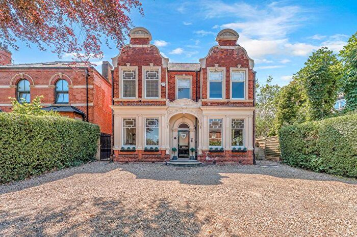 6 Bedroom Detached House For Sale In Abbey Park Road, Grimsby, DN32