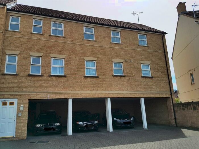 2 Bedroom Flat To Rent In Grouse Road, Calne, SN11