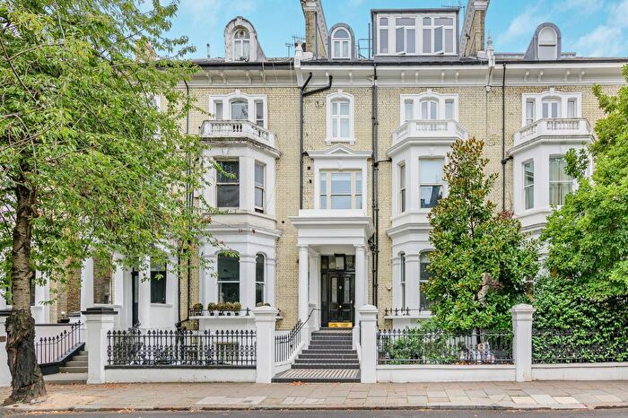 2 Bedroom Flat For Sale In Redcliffe Gardens, London, SW10