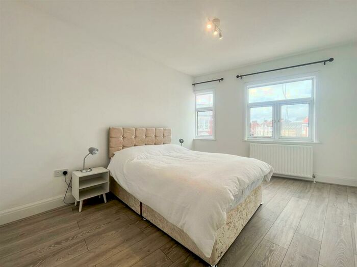 3 Bedroom Apartment To Rent In Ballards Lane, Finchley, N3