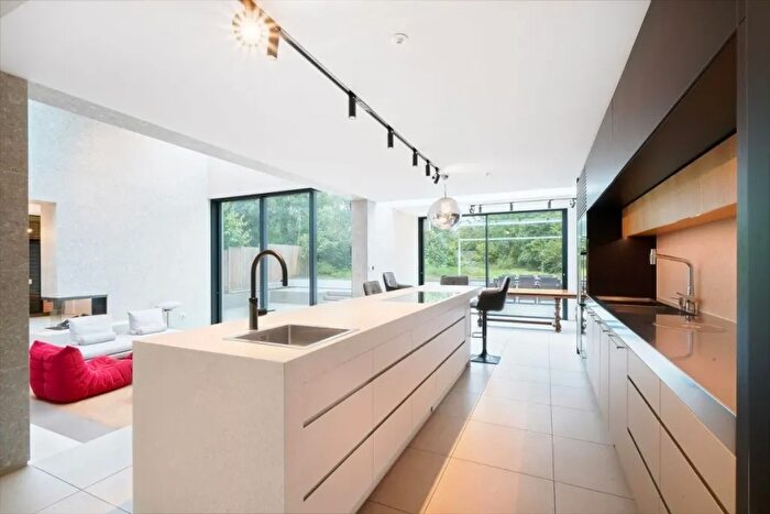 5 Bedroom Detached House To Rent In Brondesbury Park, London, NW2