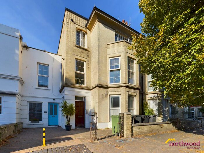 3 Bedroom Flat To Rent In Lushington Road, Eastbourne, BN21