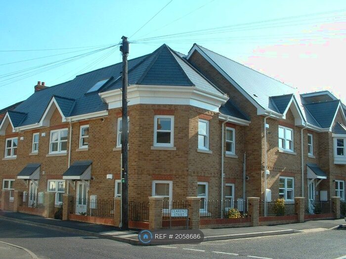 1 Bedroom Flat To Rent In North Street, Egham, TW20
