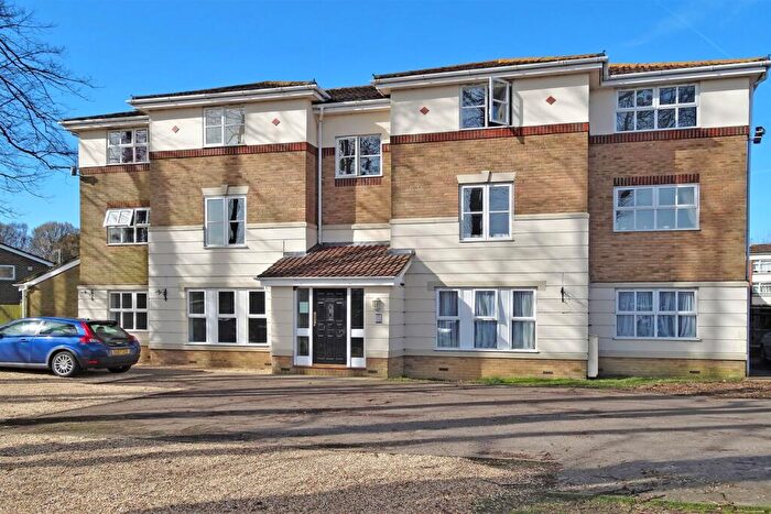 2 Bedroom Flat To Rent In Harvester Close, Chichester, PO19
