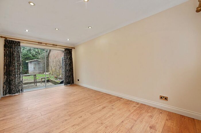 4 Bedroom Detached House For Sale In Baycroft Close, Pinner, HA5