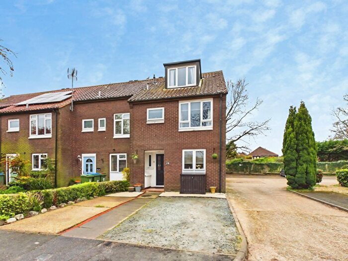 4 Bedroom End Terrace House For Sale In Siskin Close, Horsham, RH12