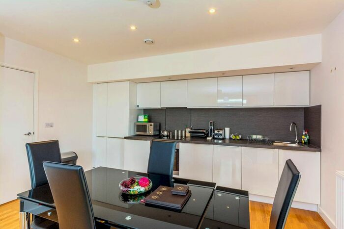 2 Bedroom Flat To Rent In Lakeside Drive, Ealing, London, NW10