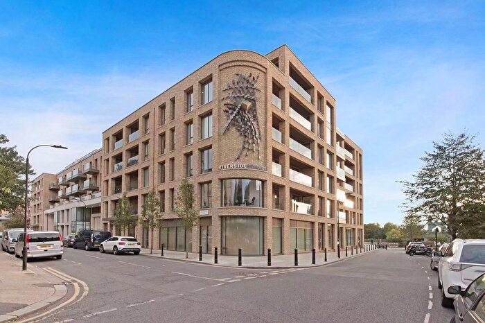 2 Bedroom Flat For Sale In Queens Wharf, Hammersmith, W6