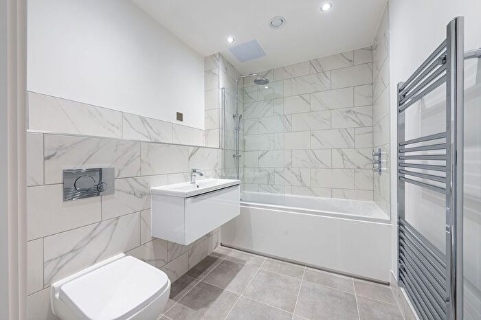 3 Bedroom Flat For Sale In Junction Court, Watford, WD17
