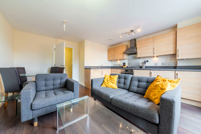 1 Bedroom Apartment To Rent In Lankaster Gardens, London, N2