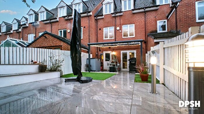4 Bedroom Town House For Sale In Field Park Grange, Gildersome, Morley, Leeds, LS27