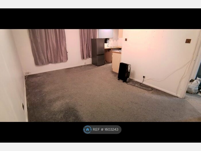 2 Bedroom Flat To Rent In Rosebery Road, Grays, RM17