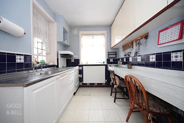 4 Bedroom Detached House For Sale In Montrose Avenue, Luton, Bedfordshire, LU3