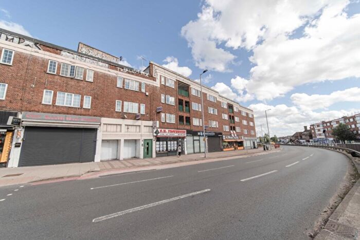 4 Bedroom Apartment To Rent In Cheyne Close London, NW4