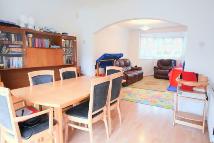 3 Bedroom Flat To Rent In Howcroft Crescent, London, N3