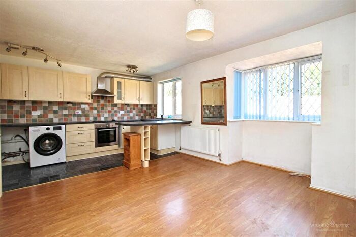 1 Bedroom Apartment For Sale In Ashmere Close, Calcot, Reading, RG31