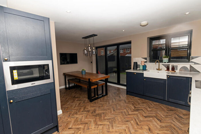 4 Bedroom Semi-Detached House For Sale In Littlemoss Close, Audenshaw, M34