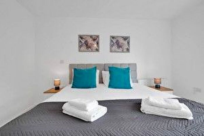 2 Bedroom Flat To Rent In Aldenham Road, Bushey, WD19