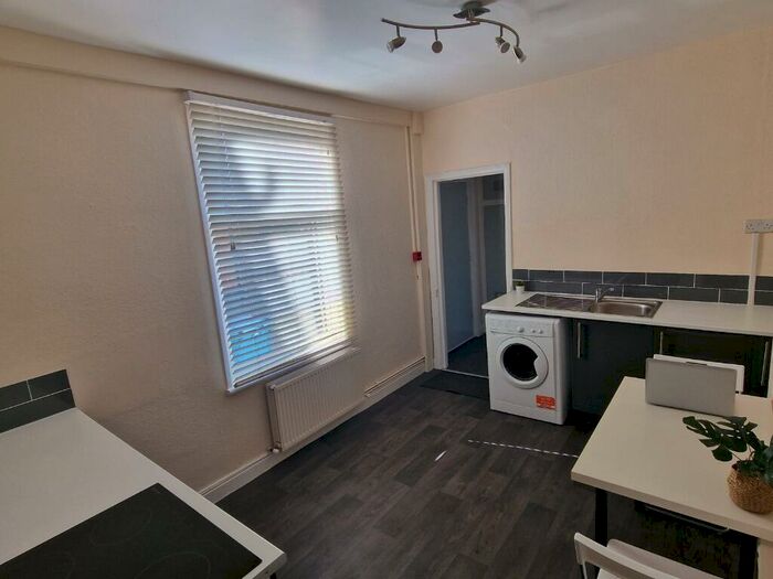 2 Bedroom Flat To Rent In Chaworth Road, West Bridgford, NG2