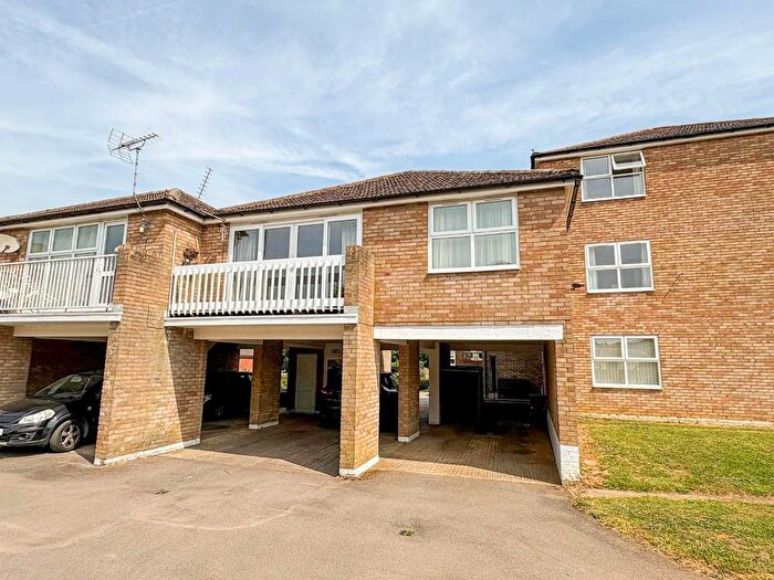2 Bedroom Flat For Sale In Bideford Green, Leighton Buzzard, LU7