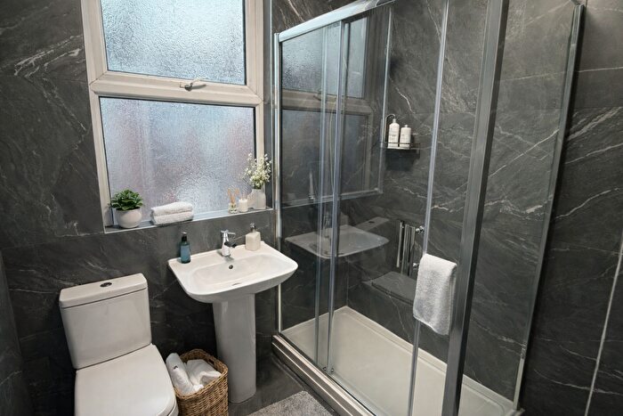 3 Bedroom House To Rent In Beechwood Crescent, Leeds, LS4