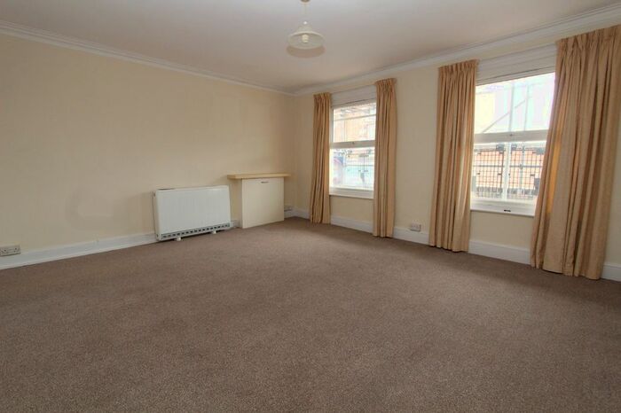 2 Bedroom Flat To Rent In Chapel Street, Petersfield, Hampshire, GU32