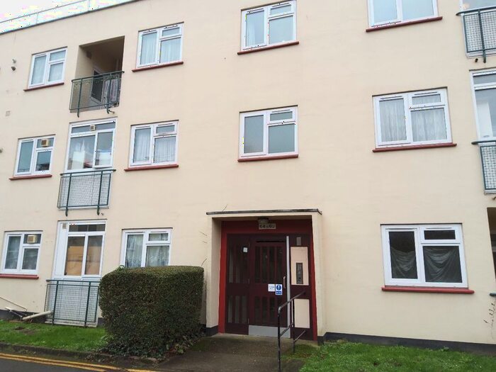 3 Bedroom Flat To Rent In Upper Tooting Park, London, SW17