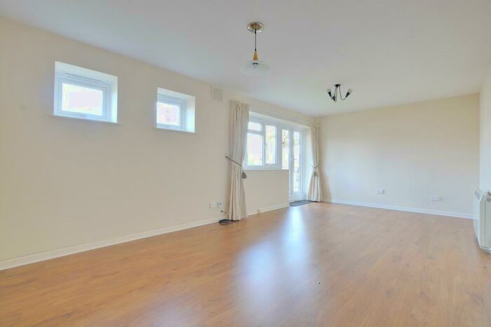 2 Bedroom Apartment To Rent In Drewery Court, The Glebe, Blackheath, London, SE3