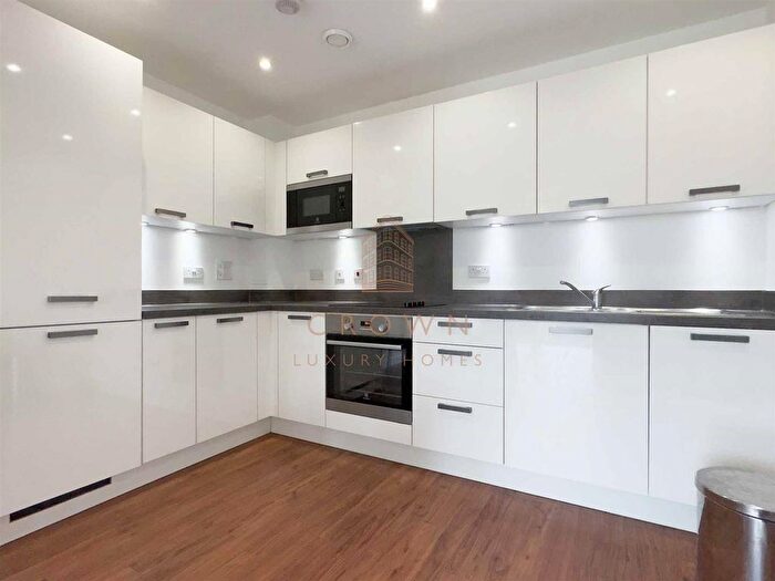 2 Bedroom Flat To Rent In Blondin Way, London, SE16