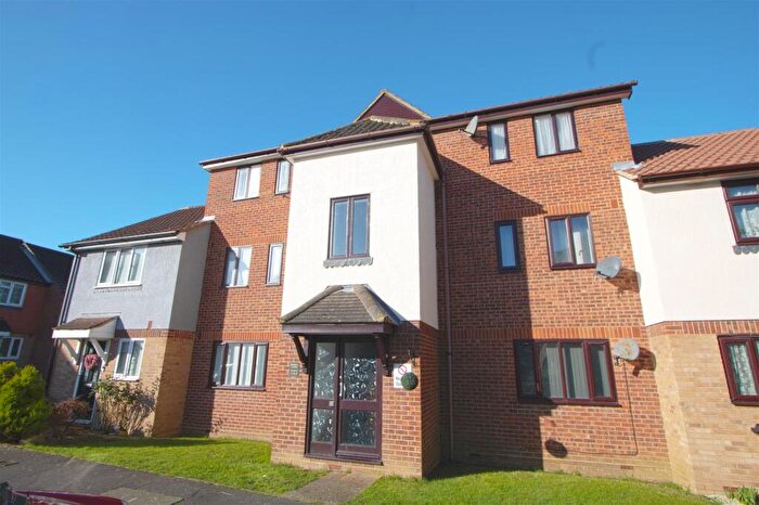 1 Bedroom Apartment For Sale In Robinia Close, Laindon, Basildon, SS15